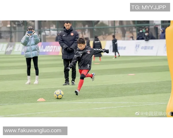 刘洋任意球攻门精彩瞬间展现足球技艺助力球队逆转胜局